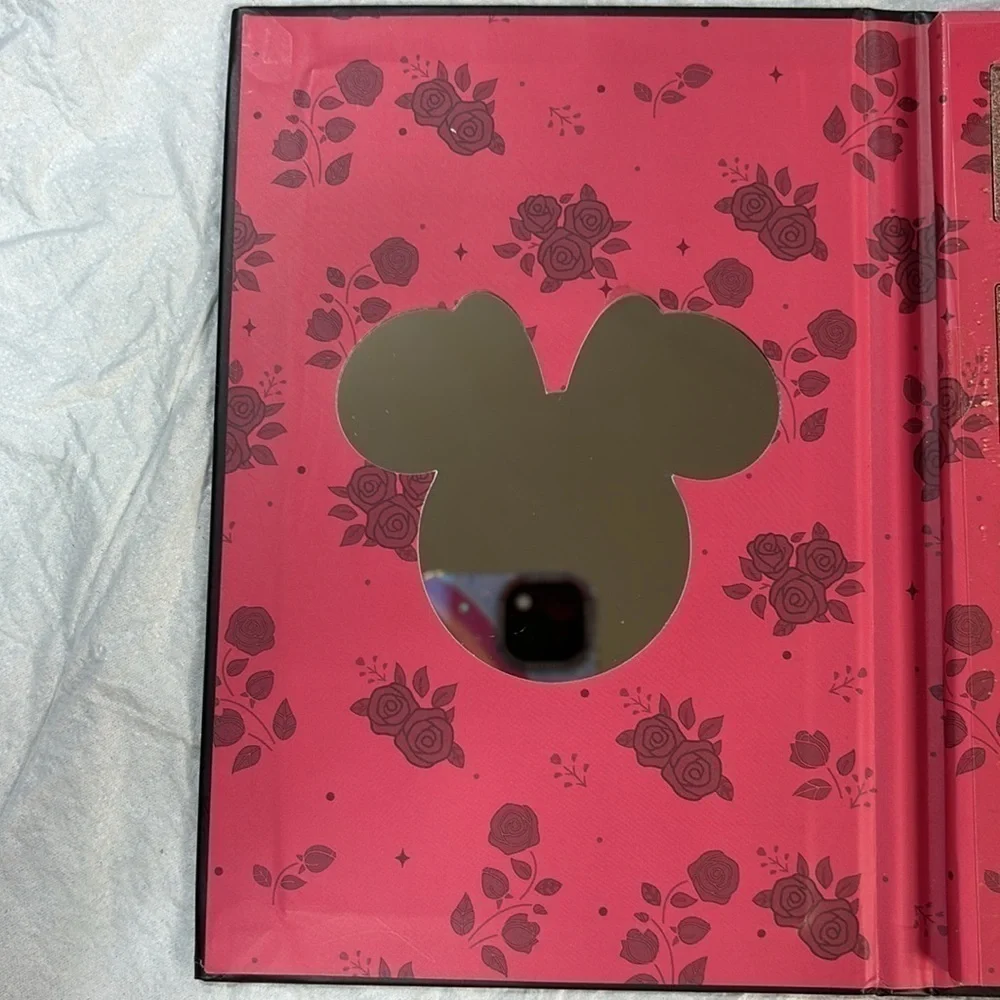 Disney Minnie Mouse 12  eyeshadow Palette with built in mirror